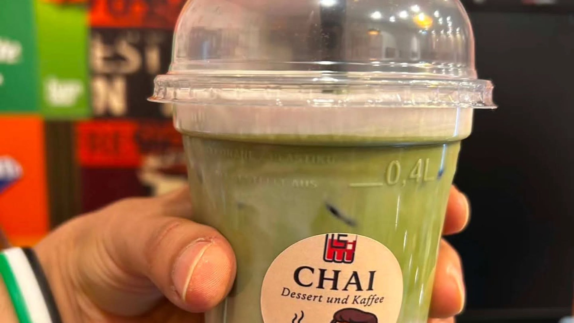 Matcha Ube Latte im CHAI Becher, grün nach violett verlaufend