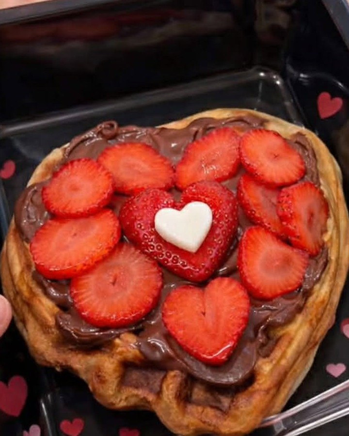Croffle mit Nutella und frischen Erdbeeren
