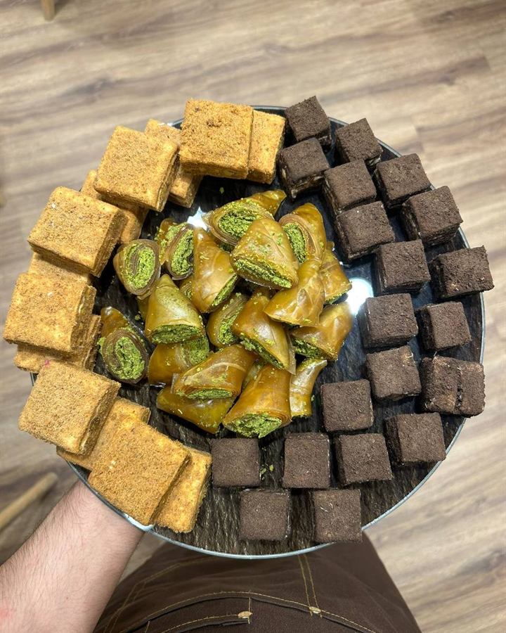 Baklava, Lokum und Schokowürfel auf einem Teller