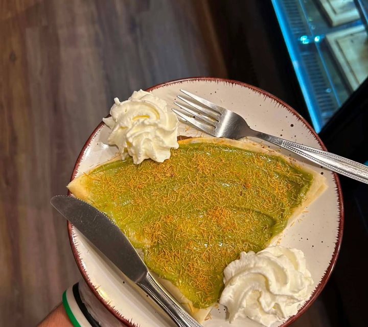 Crêpe mit Pistaziencreme auf dem Teller