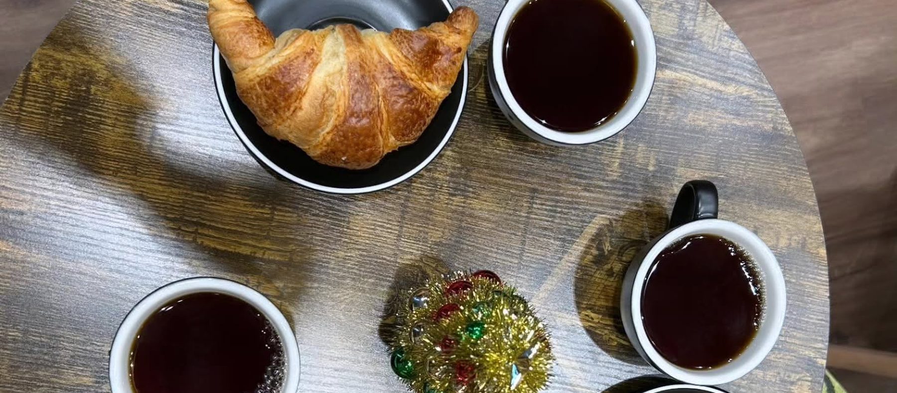 Tisch mit Croissants und Kaffee im Café